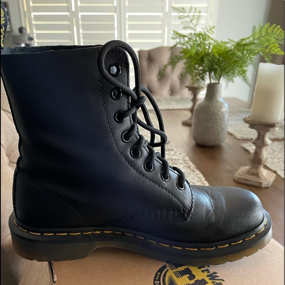 ❌❌SOLD❌❌ Dr.Martens 1460 Pascal Black Boots size 7